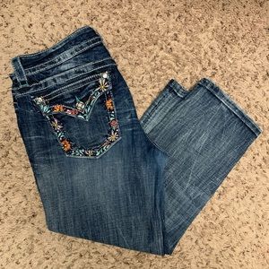 Colorful Miss Me Medium Wash Capris size 32
